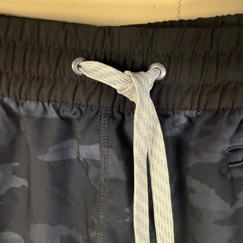 Vuori Clementine Running Shorts‎ Womens Small Black Camo Athletic Workout Gym - Picture 3 of 6